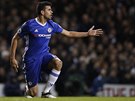 Útoník Chelsea Diego Costa pi utkání anglické ligy na hiti Tottenhamu.