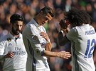 Fotbalisté Realu Madrid se radují ze vsteleného gólu v utkání s Granadou....
