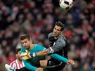 Branká Gorka Iraizoz z Athletic Bilbao zasahuje proti barcelonskému Gerardu...