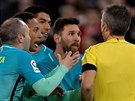 DLÁ SI LEGRACI? Fotbalisté Barcelony Iniesta (zleva), Neymar, Suárez a Messi...