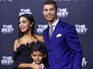 Cristiano Ronaldo na galavečer FIFA do Curychu dorazil se synem a přítelkyní...
