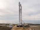 Raketa Falcon 9 pipravená na ramp na Vanderbergov základn;