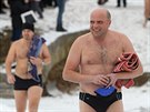 Otu�ilci se koupali v zamrzl�m hrotovick�m rybn�ku. Hasi�i jim museli...