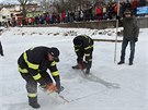 Otu�ilci se koupali v zamrzl�m hrotovick�m rybn�ku. Hasi�i jim museli...