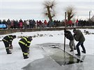 Otu�ilci se koupali v zamrzl�m hrotovick�m rybn�ku. Hasi�i jim museli...