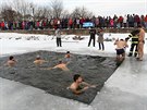 Otu�ilci se koupali v zamrzl�m hrotovick�m rybn�ku. Hasi�i jim museli...