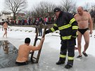 Otu�ilci se koupali v zamrzl�m hrotovick�m rybn�ku. Hasi�i jim museli...