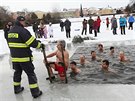 Otu�ilci se koupali v zamrzl�m hrotovick�m rybn�ku. Hasi�i jim museli...