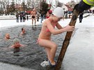 Otu�ilci se koupali v zamrzl�m hrotovick�m rybn�ku. Hasi�i jim museli...