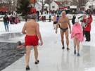 Otu�ilci se koupali v zamrzl�m hrotovick�m rybn�ku. Hasi�i jim museli...