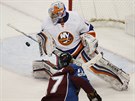 Branká New York Islanders Thomas Greiss znekoduje stelu, kterou vyslal Rene...