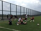 Slávistití fotbalisté se protahují po tréninku