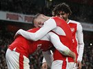 Olivier Giroud (vlevo) z Arsenalu slaví se spoluhrái gól v zápase s Crystal...
