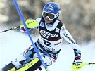 Rakouská lyaka Bernadette Schildová na trati slalomu v Záhebu.