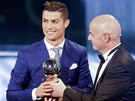 Cristiano Ronaldo (vlevo) pebírá trofej FIFA pro nejlepího fotbalistu svta...