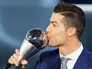 Cristiano Ronaldo se laská s trofejí pro nejlepího fotbalistu svta roku 2016.
