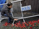 Lidé ped istanbulský klub Reina pináejí kvtiny, aby uctili památku obtí...