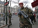 V ulicích Pa�í�e panovala na silvestra zp�ísn�ná bezpe�nostní opat�ení.