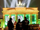 N�me�tí policisté hlídkují u Braniborské brány v Berlín�, kam se na oh�ostroj...