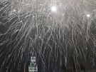 Novoro�ní oh�ostroj nad Kremlem a chrámem Vasila Bla�eného
