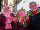 D�ti na oslavách p�íchodu nového roku v New Yorku
