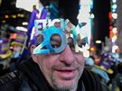 Trochu jiné brýle nasadil tento mu� na oslavy kon�ícího roku 2016. P�ekladu...