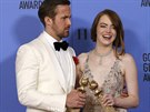 Ryan Gosling a Emma Stone s trofejemi za La La Land