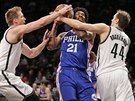 Joel Embiid (uprosted) z Philadelphie pod tlakem brooklynských Justina...