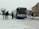 V kolon na okraji Nového Msta nad Metují uvízl i autobus sváející pracovníky...