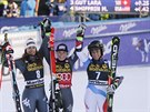 Tessa Worleyová (uprosted) slaví triumf v obím slalomu v Mariboru, vlevo je...
