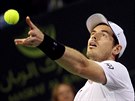 Andy Murray servíruje ve finále turnaje v Dauhá.