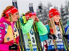 PÍPRAVA NA MEDAILOVÝ CEREMONIÁL. Zleva první Gabriela Koukalová, druhá Laura...