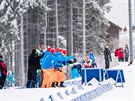 U JE TO JISTÉ. Gabriela Koukalová (vpravo) slaví s eským biatlonovým...