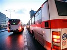 Autobusy v Úzké ulici v Brně blokují přechod i dopravu
