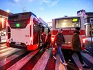 Autobusy v Úzké ulici v Brně blokují přechod i dopravu