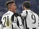 Paulo Dybala a Gonzalo Higuaín slaví gól Juventusu v zápase proti Boloni.