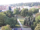 Výhled pes park na námstí OSN ze stechy gymnázia pitálská: vlevo na kolos...