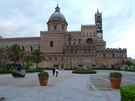 K slavným palermským památkám patí honosná katedrála Panny Marie, která stojí...