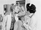 Simona Staová a Jiina vorcová v seriálu ena za pultem (1977)