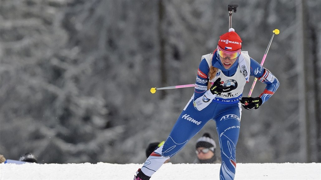 Gabriela Koukalová se řítí pro zlatou medaili ve sprintu v Oberhofu.