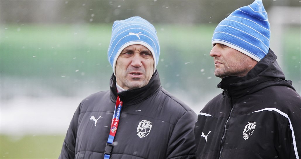 Trenér plze�ských fotbalist� Roman Pivarník (vlevo) na startu zimní p�ípravy.