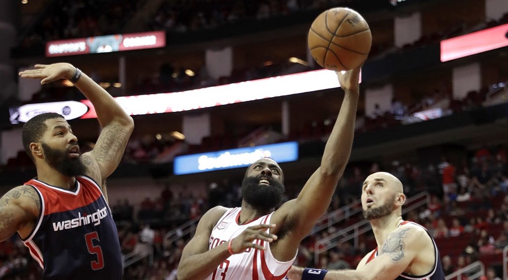 James Harden z Houstonu se prosazuje proti obran� Washingtonu, Markieff Morris...