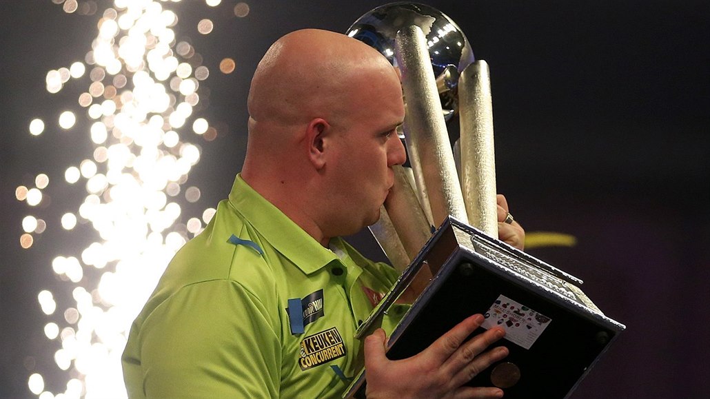 Nizozemský �ipka� Michael van Gerwen s trofejí pro mistra sv�ta.