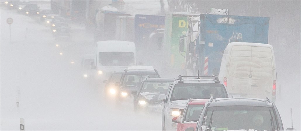 Pár pravidel do zimy: jak bezpečně dojet v mlze či dešti až do cíle