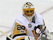 Marc-Andre Fleury v brance Pittsburghu vyr puk.