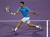 Novak Djokovi returnuje ve finle turnaje v Dauh.