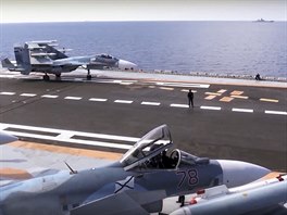 Rusk letouny Su-33 na palub letadlov lodi Admirl Kuzncov (15. listopadu...