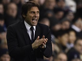 Trenr Chelsea Antonio Conte povzbuzuje sv svence v ligovm utkn proti...