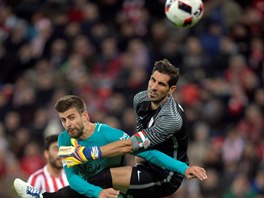 Brank Gorka Iraizoz z Athletic Bilbao zasahuje proti barcelonskmu Gerardu...