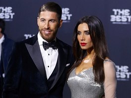 panlsk obrnce Sergio Ramos s partnerkou Pilar Rubio na galaveeru FIFA.